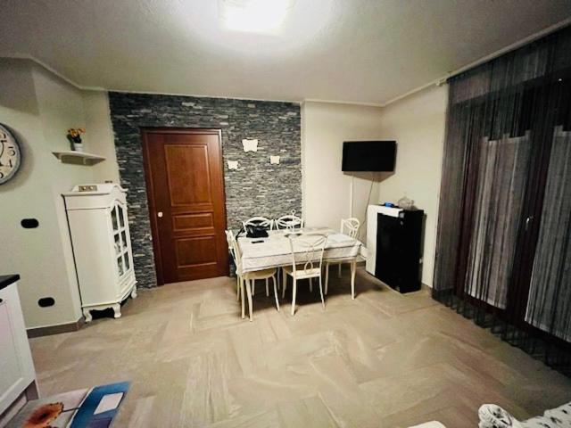 Incantevole Appartamento Con Giardino - Garage Privato E Free Wifi 오울크스 외부 사진